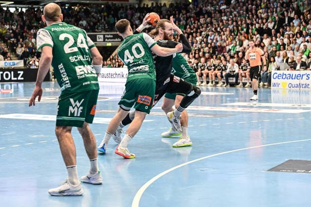 DAIKIN HBL Bundesliga Frisch Auf Göppingen HC Erlangen Göppingen, 29 03 2026 Antonio Metzner HC Erlangen, 27 fails to defend here Elias Newel FRISCH AUF Göppingen, 40 Göppingen, 29 03 2026, 26 Matchday of the DAIKIN Handball Bundesliga, Frisch Auf Göppingen HC Erlangen EWS Arena, Göppingen Copyright: xBEAUTIFULxSPORTS Märklx