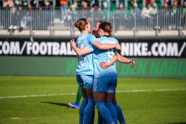 Germany Womens Bundesliga 2025 2026, Matchday 22 VfL Wolfsburg VS 1 FC Union Berlin AOK Stadion Wolfsburg Goal and goal celebration for Hannah Eurlings 1 FC Union Berlin Women, 14 Sophie Weidauer 1 FC Union Berlin Women, 9 Lia Kamber 1 FC Union Berlin Women, 41 Wolfsburg Copyright: xAymanxAlahmedx