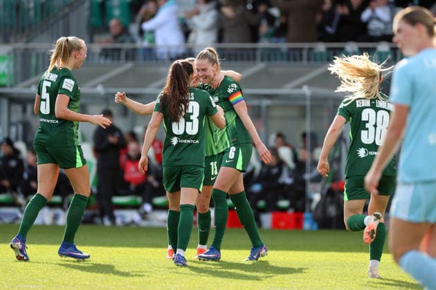 VfL vs Berlin, BL Women Wolfsburg, 29 03 2026, Football, Women, Google Pixel Bundesliga, Season 2025 2026, VfL Wolfsburg vs FC Union Berlin, Janina Minge VfL Wolfsburg cheers with the team after her goal for 1 0 AOK Stadion Niedersachsen Germany