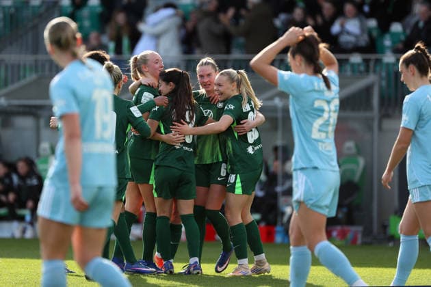 VfL vs Berlin, BL Women Wolfsburg, 29 03 2026, Football, Women, Google Pixel Bundesliga, Season 2025 2026, VfL Wolfsburg vs FC Union Berlin, Janina Minge VfL Wolfsburg cheers with the team after her goal for 1 0 AOK Stadion Niedersachsen Germany