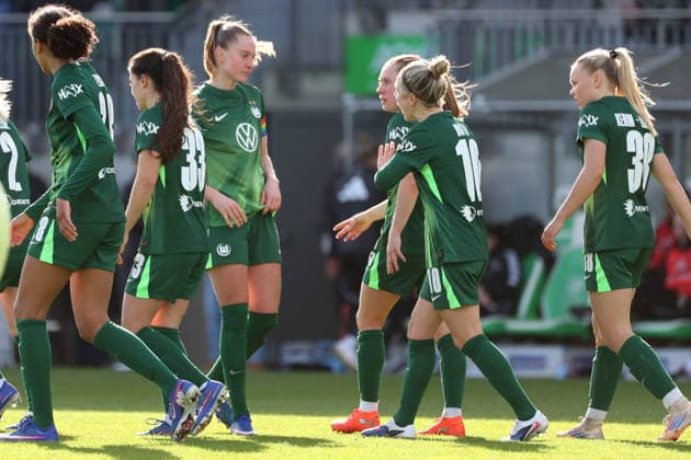 VfL vs Berlin, BL Women Wolfsburg, 29 03 2026, Football, Women, Google Pixel Bundesliga, Season 2025 2026, VfL Wolfsburg vs FC Union Berlin, Janina Minge VfL Wolfsburg cheers with the team after her goal for 1 0 AOK Stadion Niedersachsen Germany