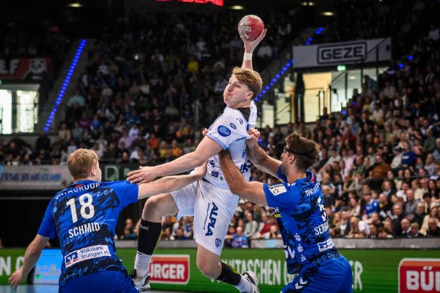 Lukas Hutecek TBV Lemgo Lippe, 02 between Linus Schmid TVB Stuttgart, 18 and Antonio Serradilla TVB Stuttgart, 05 GER, TVB Stuttgart TBV Lemgo Lippe, DAIKIN HBL, Handball, Bundesliga, 26 Matchday, Season 2025 2026, 29 03 2026 GER, TVB Stuttgart TBV Lemgo Lippe, DAIKIN HBL, Handball, Bundesliga, 26 Matchday, Season 2025 2026, 29 03 2026 Stuttgart Copyright: xSandyxDinkelackerx EP_SDR