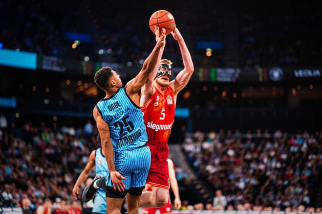 Easycredit BBL Veolia Towers Hamburg FC Bayern Munich Basketball, 29 03 2026 Niels Giffey FC Bayern Munich Basketball, 5 vs Kenneth Ogbe Veolia Towers Hamburg, 25 Easycredit BBL Veolia Towers Hamburg vs FC Bayern Munich Basketball on 29 03 2026 at Barclays Arena, Hamburg Copyright: xBEAUTIFULxSPORTS Tonhäuserx