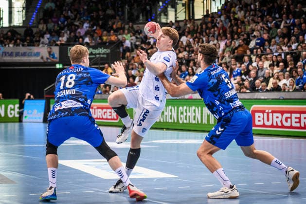 Lukas Hutecek TBV Lemgo Lippe, 02 between Linus Schmid TVB Stuttgart, 18 and Antonio Serradilla TVB Stuttgart, 05 GER, TVB Stuttgart TBV Lemgo Lippe, DAIKIN HBL, Handball, Bundesliga, 26 Matchday, Season 2025 2026, 29 03 2026 GER, TVB Stuttgart TBV Lemgo Lippe, DAIKIN HBL, Handball, Bundesliga, 26 Matchday, Season 2025 2026, 29 03 2026 Stuttgart Copyright: xSandyxDinkelackerx EP_SDR