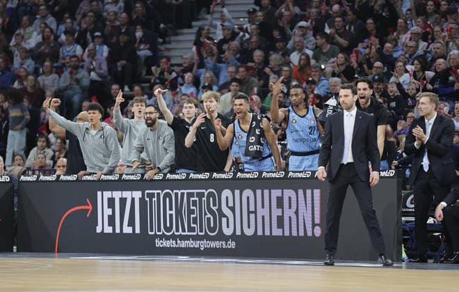 Hamburger Bank celebrates a point Basketball, Men, Season 2025 2026, easyCredit Basketball Bundesliga, Basketball, Veolia Hamburg Towers vs FC Bayern Muenchen