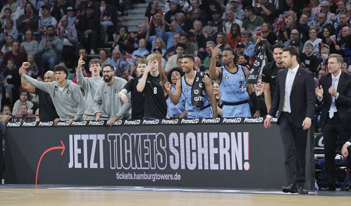 Hamburger Bank celebrates a point Basketball, Men, Season 2025 2026, easyCredit Basketball Bundesliga, Basketball, Veolia Hamburg Towers vs FC Bayern Muenchen