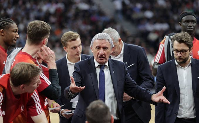 Time-out Head Coach Svetislav Pesic Basketball, Men, Season 2025 2026, easyCredit Basketball Bundesliga, Basketball, Veolia Hamburg Towers vs FC Bayern Muenchen