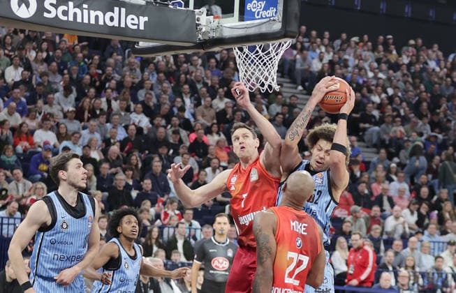 Johannes Voigtmann FC Bayern Muenchen , Zacharie Perrin Veolia Towers Hamburg Basketball, Men, Season 2025 2026, easyCredit Basketball Bundesliga, Basketball, Veolia Hamburg Towers vs FC Bayern Muenchen