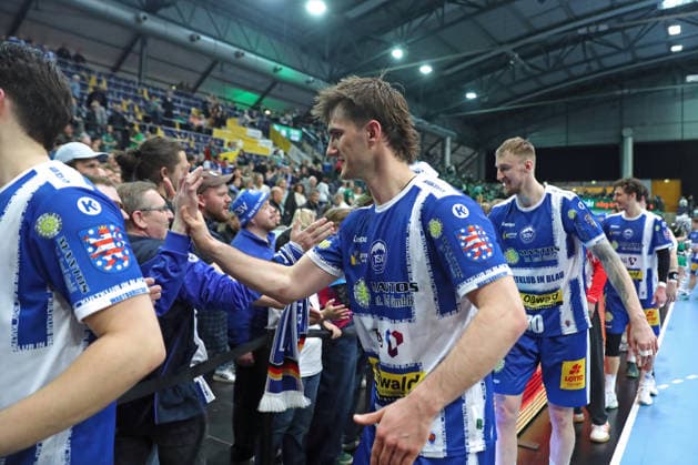 Handball DAIKIN HBL, SC DHfK Leipzig ThSV Eisenach 29 03 2026 Stephan Seitz 44, ThSV Eisenach thanks the fans who traveled with them Handball, DAIKIN HBL, 1 Bundesliga, Season 2025 2026, 26 Matchday SC DHfK Leipzig vs ThSV Eisenach on 29 03 2026 at Quarterback Immobilien Arena Leipzig Copyright: xBEAUTIFULxSPORTS JanxKaeferx