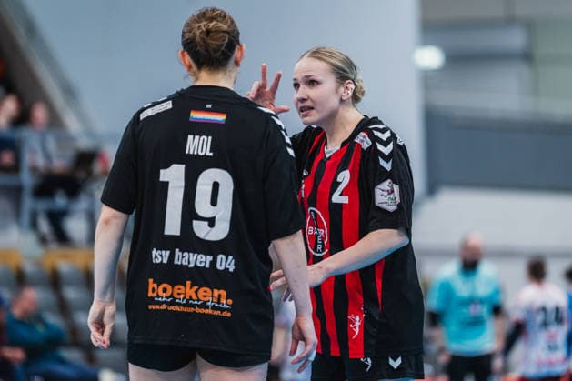 Denise Mol TSV Bayer 04 Leverkusen, 19 receives instructions from Annika Ingenpaß TSV Bayer 04 Leverkusen, 02 TSV Bayer 04 Leverkusen vs TG Nuertingen, Handball, 2 Handball Bundesliga, 22 Matchday, Season 2025 26, 29 03 2026, TSV Bayer 04 Leverkusen vs TG Nuertingen, Handball, 2 HBL, 22 Matchday, Season 2025 26, 29 03 2026 Leverkusen Copyright: xEibner-Pressefoto LukasxBaldygax EP_LBA