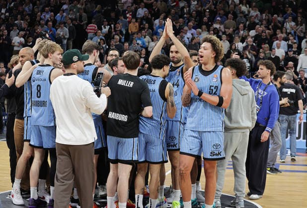 Zacharie Perrin Veolia Towers Hamburg and team celebrate victory Basketball, Men, Season 2025 2026, easyCredit Basketball Bundesliga, Basketball, Veolia Hamburg Towers vs FC Bayern Muenchen, 96 81