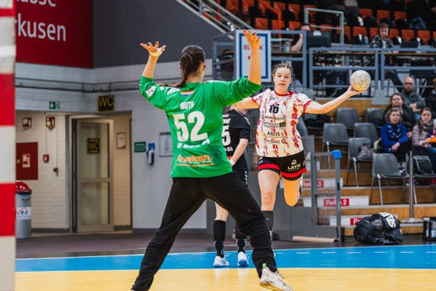 Merle Muth TSV Bayer 04 Leverkusen, 52 , Maileen Seeger TG Nuettingen, 16 with one throw TSV Bayer 04 Leverkusen vs TG Nuertingen, Handball, 2 Handball Bundesliga, 22 Matchday, Season 2025 26, 29 03 2026, TSV Bayer 04 Leverkusen vs TG Nuertingen, Handball, 2 HBL, 22 Matchday, Season 2025 26, 29 03 2026 Leverkusen Copyright: xEibner-Pressefoto LukasxBaldygax EP_LBA