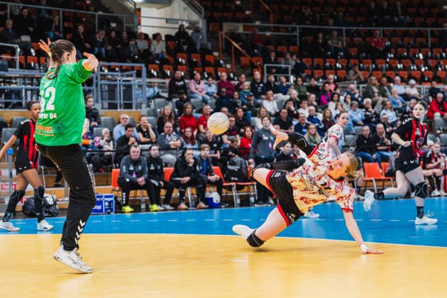 Merle Muth TSV Bayer 04 Leverkusen, 52 , Nora Erhardt TG Nuettingen, 14 with a jump shot TSV Bayer 04 Leverkusen vs TG Nuertingen, Handball, 2 Handball Bundesliga, 22 Matchday, Season 2025 26, 29 03 2026, TSV Bayer 04 Leverkusen vs TG Nuertingen, Handball, 2 HBL, 22 Matchday, Season 2025 26, 29 03 2026 Leverkusen Copyright: xEibner-Pressefoto LukasxBaldygax EP_LBA