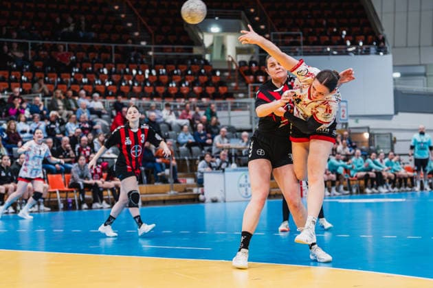 Denise Mol TSV Bayer 04 Leverkusen, 19 in duel with Lisa Fuchs TG Nuettingen, 24 TSV Bayer 04 Leverkusen vs TG Nuertingen, Handball, 2 Handball Bundesliga, 22 Matchday, Season 2025 26, 29 03 2026, TSV Bayer 04 Leverkusen vs TG Nuertingen, Handball, 2 HBL, 22 Matchday, Season 2025 26, 29 03 2026 Leverkusen Copyright: xEibner-Pressefoto LukasxBaldygax EP_LBA