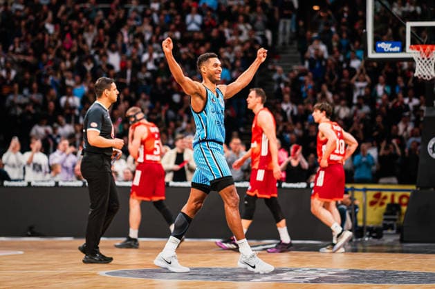 Easycredit BBL Veolia Towers Hamburg FC Bayern Munich Basketball, 29 03 2026 Kenneth Ogbe Veolia Towers Hamburg, 25 cheers Easycredit BBL Veolia Towers Hamburg vs FC Bayern Munich Basketball on 29 03 2026 at Barclays Arena, Hamburg Copyright: xBEAUTIFULxSPORTS Tonhäuserx