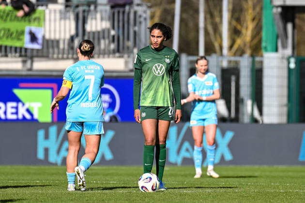 Soccer I Women I Season 2025 2026 I Bundesliga I 22 Matchday I VfL Wolfsburg 1 FC Union Berlin I 29 03 2026 After conceding a goal Cora Zicai 28, VfL Wolfsburg stands with the ball at the center circle Crop, close-up, portrait, portrait, single photo, single image, body Wolfsburg AOK Stadium Lower Saxony Germany Copyright: xLobeca InesxHähnelx
