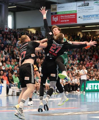 29 03 2026, Germany, Göppingen, Handball DAIKIN HBL, FRISCH AUF Göppingen vs HC Erlangen, f l Maciej Gebala HC , Antonio Metzner HC , Erik Persson FAG