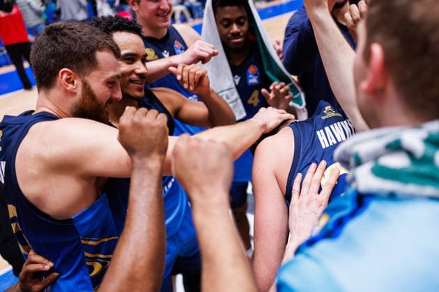 easycredit BBL, Frankfurt Skyliners Rostock Seawolves, 29 03 2026 Frankfurt, however, is happy about the 97 74 home win here the team celebrates the teams top scorerM Ryan Hawkins Frankfurt Skyliners, 33 scored the most points in the game with 22 points easycredit BBL Frankfurt Skyliners Rostock Seawolves on matchday 26 of the 25 26 season at Süwag Energie ARENA on 29 03 2026 Copyright: xBEAUTIFULxSPORTS Hahnex