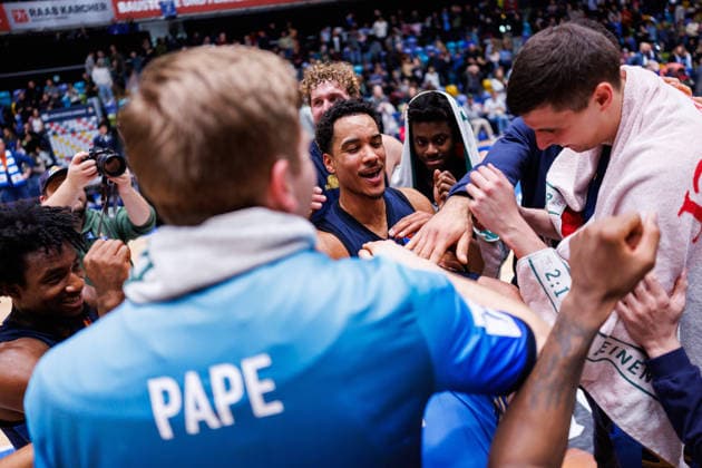 easycredit BBL, Frankfurt Skyliners Rostock Seawolves, 29 03 2026 Frankfurt, however, is happy about the 97 74 home win here the team celebrates the teams top scorerM Ryan Hawkins Frankfurt Skyliners, 33 scored the most points in the game with 22 points easycredit BBL Frankfurt Skyliners Rostock Seawolves on matchday 26 of the 25 26 season at Süwag Energie ARENA on 29 03 2026 Copyright: xBEAUTIFULxSPORTS Hahnex
