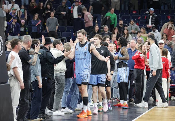 Jan Niklas Wimberg Veolia Towers Hamburg and team celebrate with the fans Basketball, Men, Season 2025 2026, easyCredit Basketball Bundesliga, Basketball, Veolia Hamburg Towers vs FC Bayern Muenchen, 96 81