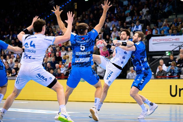 Stuttgart HBL 25 26 TVB Stuttgart TBV Lemgo from left Joel Willecke TBV LEmgo , Antonio Serradilla Stuttgart , Tim Suton TBV Lemgo , Samuel Roethlisberger Stuttgart Stuttgart Porsche Arena Baden Württemberg Germany