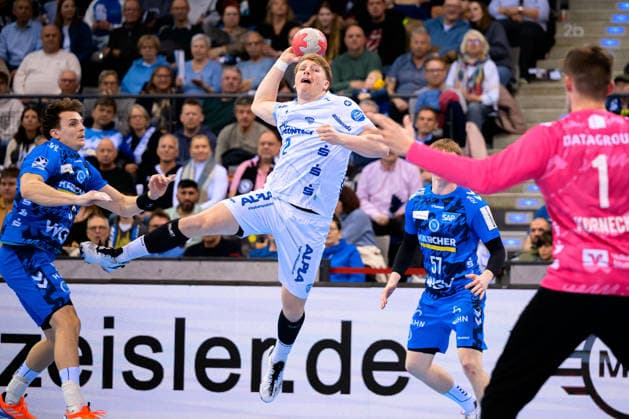 Stuttgart HBL 25 26 TVB Stuttgart TBV Lemgo Lukas Hutecek TBV Lemgo , Torhueter Mateusz Kornecki Stuttbart Stuttgart Porsche Arena Baden Württemberg Germany