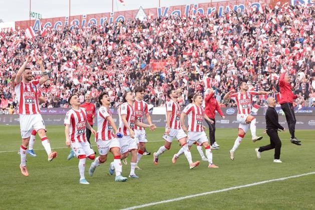 CALCIO - Serie C Italia - Vicenza vs Brescia L.R. Vicenza s players celebrate their victory at the end of the match during the match of 6th day of the Serie A Championship between L.R. Vicenza vs Union Brescia at the Romeo Menti Stadium on 29 March 2026 in Vicenza, VI. Vicenza Italy  Copyright: xIPAxSport ABACAx