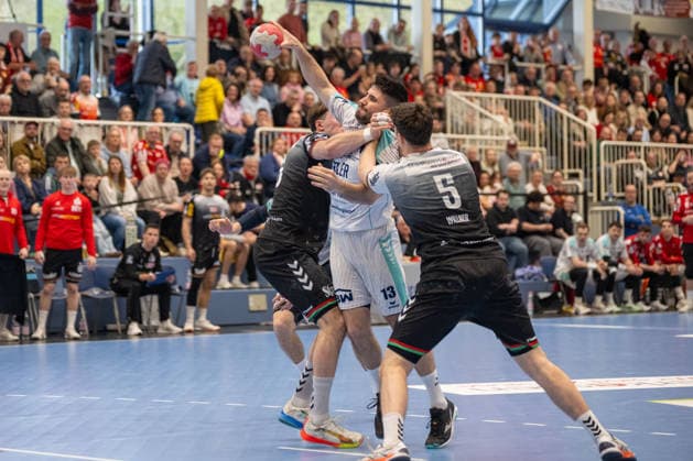 Tom Wolf TuSEM Essen, 26 and Valentin Willner TuSEM Essen, 05 against Juan de la Pena SG BBM Bietigheim, 13 TuSEM Essen vs SG BBM Bietigheim, Handball, 2 HBL, 25 Matchday, Season 2025 2026, 29 03 2026 TuSEM Essen vs SG BBM Bietigheim, Handball, 2 HBL, 25 Matchday, Season 2025 2026, 29 03 2026 Essen Copyright: xEibner-Pressefoto ThomasxHaeslerx EP_THR