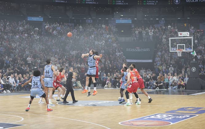 Throw-off in the sold-out Arena Basketball, Men, Season 2025 2026, easyCredit Basketball Bundesliga, Basketball, Veolia Hamburg Towers vs FC Bayern Muenchen, 96 81