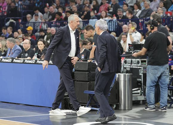 The coaching team of Bayerns head coach Svetislav Pesic and his co-coach Emir Mutapcic Basketball, Men, Season 2025 2026, easyCredit Basketball Bundesliga, Basketball, Veolia Hamburg Towers vs FC Bayern Muenchen, 96 81