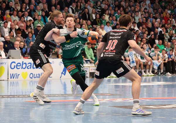 29 03 2026, Germany, Göppingen, Handball DAIKIN HBL, FRISCH AUF Göppingen vs HC Erlangen, f l Maciej Gebala HC , Erik Persson FAG Florian Scheerer HC