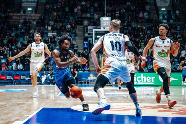 Isaiah Swope Skyliners Frankfurt, 01 , Lukasz Kolenda Rostock Seawolves 10 GER, Skyliners Frankfurt vs Rostock Seawolves, easycredit BBL, Bundesliga, Matchday 26, Season 2025 2026 29 03 2026 Eibner Pressefoto Attila Ziga GER, Skyliners Frankfurt vs Rostock Seawolves, easycredit BBL, Bundesliga, Matchday 26, Season 2025 2026 29 03 2026 Frankfurt am Main Copyright: xEibner-Pressefotox EP_AZA