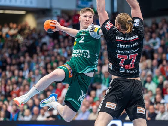 Oskar Neudeck Frisch Auf Goeppingen, 02 stands high in the air when throwing, Frisch Auf Goeppingen vs HC Erlangen, Handball, 1 Bundesliga, Men, Season 2025 2026, 29 03 2026, Frisch Auf Goeppingen vs HC Erlangen, Handball, 1 Bundesliga, Men, Season 2025 2026, 29 03 2026 Goeppingen Copyright: xEibner-Pressefoto MichaelxSchmidx EP_MST