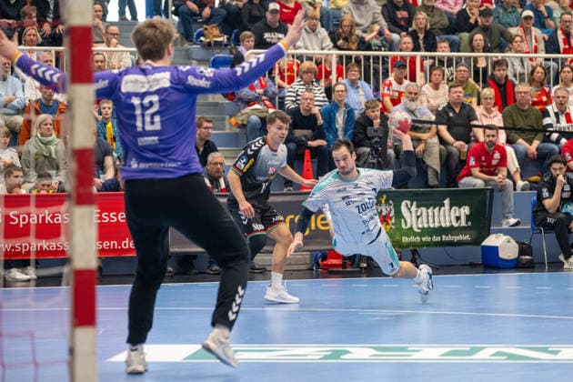 Dominik Claus SG BBM Bietigheim, 07 has beaten Nils Homscheid TuSEM Essen, 15 and throws TuSEM Essen vs SG BBM Bietigheim, Handball, 2 HBL, 25 Matchday, Season 2025 2026, 29 03 2026 TuSEM Essen vs SG BBM Bietigheim, Handball, 2 HBL, 25 Matchday, Season 2025 2026, 29 03 2026 Essen Copyright: xEibner-Pressefoto ThomasxHaeslerx EP_THR