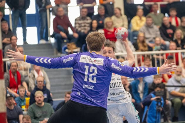 Nico Bacani SG BBM Bietigheim, 05 scores against Finn Knaack TuSEM Essen, 12 TuSEM Essen vs SG BBM Bietigheim, Handball, 2 HBL, 25 Matchday, Season 2025 2026, 29 03 2026 TuSEM Essen vs SG BBM Bietigheim, Handball, 2 HBL, 25 Matchday, Season 2025 2026, 29 03 2026 Essen Copyright: xEibner-Pressefoto ThomasxHaeslerx EP_THR