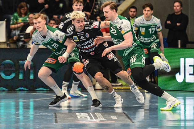 DAIKIN HBL Bundesliga Frisch Auf Göppingen HC Erlangen Göppingen, 29 03 2026 Tough battle for the ball between Erik Persson FRISCH AUF Göppingen, 22 and Marek Nissen HC Erlangen, 6 Göppingen, 29 03 2026, 26 Matchday of the DAIKIN Handball Bundesliga, Frisch Auf Göppingen HC Erlangen EWS Arena, Göppingen Copyright: xBEAUTIFULxSPORTS Märklx