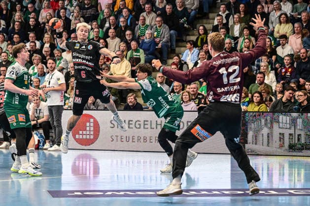 DAIKIN HBL Bundesliga Frisch Auf Göppingen HC Erlangen Göppingen, 29 03 2026 Marek Nissen HC Erlangen, 6 on jump shot against Tim Gossner FRISCH AUF Göppingen, 17 Göppingen, 29 03 2026, 26 Matchday of the DAIKIN Handball Bundesliga, Frisch Auf Göppingen HC Erlangen EWS Arena, Göppingen Copyright: xBEAUTIFULxSPORTS Märklx