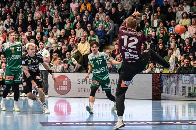 DAIKIN HBL Bundesliga Frisch Auf Göppingen HC Erlangen Göppingen, 29 03 2026 Parade by Kristian Saeveras FRISCH AUF Göppingen, 12 against Marek Nissen HC Erlangen, 6 Göppingen, 29 03 2026, 26 Matchday of the DAIKIN Handball Bundesliga, Frisch Auf Göppingen HC Erlangen EWS Arena, Göppingen Copyright: xBEAUTIFULxSPORTS Märklx
