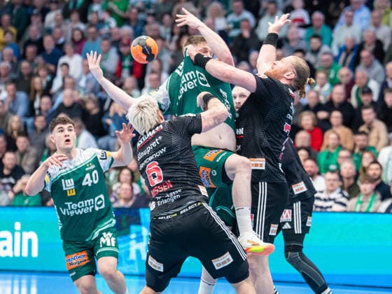 Oskar Neudeck Frisch Auf Goeppingen, 02 is tackled hard by Antonio Metzner HC Erlangen, 27 and Marek Nissen HC Erlangen, 06, Frisch Auf Goeppingen vs HC Erlangen, Handball, 1 Bundesliga, Men, Season 2025 2026, 29 03 2026, Frisch Auf Goeppingen vs HC Erlangen, Handball, 1 Bundesliga, Men, Season 2025 2026, 29 03 2026 Goeppingen Copyright: xEibner-Pressefoto MichaelxSchmidx EP_MST