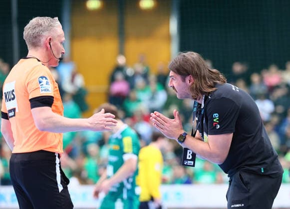 Leipzig, 29 03 2026, QUARTERBACK ARENA, Matchday 26, Handball Bundesliga , SC DHFK Leipzig vs ThSV Eisenach , In the picture coach Sebastian Hinze re , ThSV Eisenach and referee , Picture Point