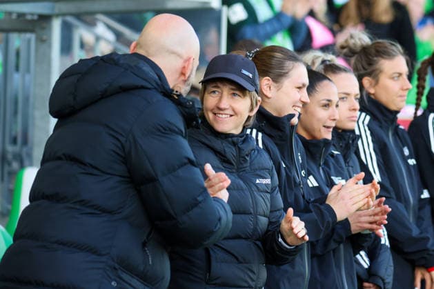 Wolfsburg, Germany 29 March 2026 1 Womens Bundesliga 22 Matchday VfL Wolfsburg vs Union Berlin In the picture from left coach Stephan Lerch VfL welcomes coach Ailien Poese Union Berlin before the game in Wolfsburg Copyright: HMBxMedia MadeleinexFantini