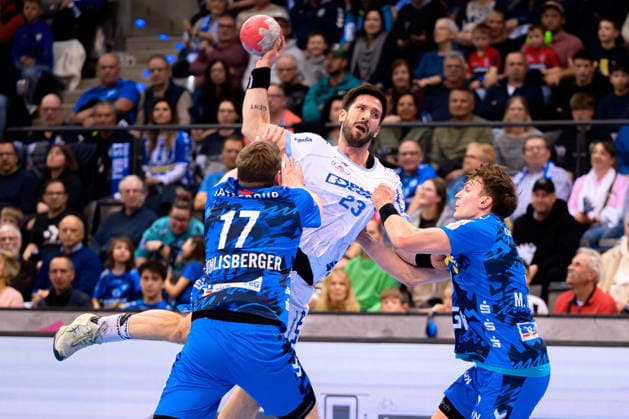 Stuttgart HBL 25 26 TVB Stuttgart TBV Lemgo from left in a duel Samuel Roethlisberger Stuttgart , Tim Suton TBV Lemgo , Max Häfner Haefner Stuttgart Stuttgart Porsche Arena Baden Württemberg Germany