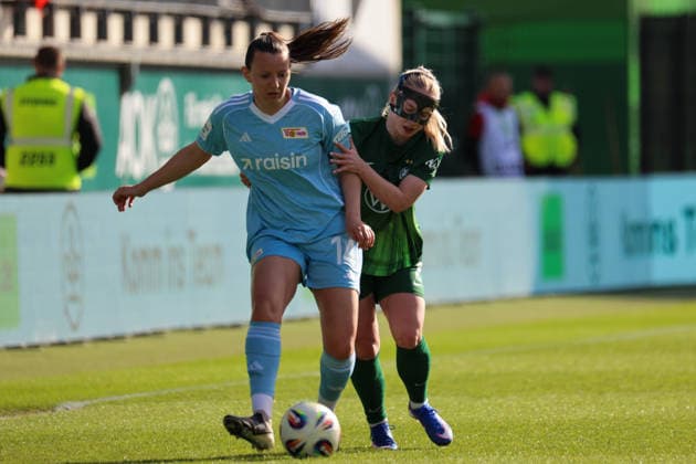 Wolfsburg, Germany 29 March 2026 1 Womens Bundesliga 22 Matchday VfL Wolfsburg vs Union Berlin In the picture from left in the duel Hannah Eurlings Union Berlin and Thea Bjelde VfL Copyright: HMBxMedia MadeleinexFantini