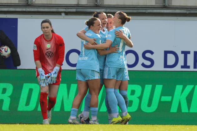 Wolfsburg, Germany 29 March 2026 1 Womens Bundesliga 22 Matchday VfL Wolfsburg vs Union Berlin In the picture from left the second goal scorer Hannah Eurlings Union Berlin scores the goal to make it 1-0 for Berlin and cheers with her teammates Copyright: HMBxMedia MadeleinexFantini