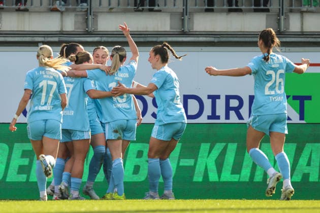 Wolfsburg, Germany 29 March 2026 1 Womens Bundesliga 22 Matchday VfL Wolfsburg vs Union Berlin In the picture Goalscorer Hannah Eurlings Union Berlin , hidden in the picture, scores the 1-0 goal for Berlin and cheers with her teammates Copyright: HMBxMedia MadeleinexFantini