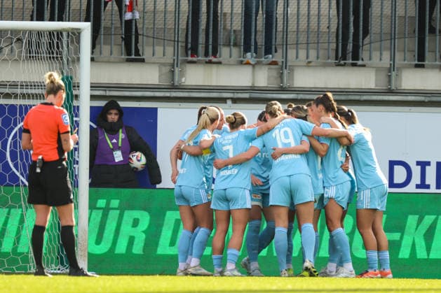 Wolfsburg, Germany 29 March 2026 1 Womens Bundesliga 22 Matchday VfL Wolfsburg vs Union Berlin In the picture Goalscorer Hannah Eurlings Union Berlin , hidden in the picture, scores the 1-0 goal for Berlin and cheers with her teammates Copyright: HMBxMedia MadeleinexFantini