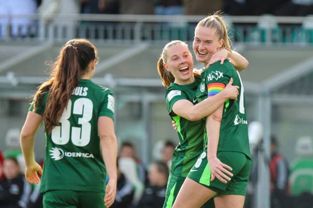 Wolfsburg, Germany 29 March 2026 1 Womens Bundesliga 22 Matchday VfL Wolfsburg vs Union Berlin In the picture from left the third scorer Janina Minge VfL scores the goal to equalize to 1 1 for Wolfsburg and cheers with Judit Pujols VfL and Janou Levels VfL Copyright: HMBxMedia MadeleinexFantini