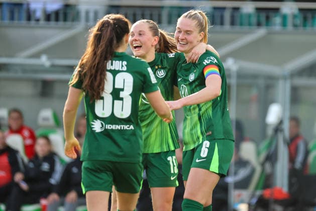 Wolfsburg, Germany 29 March 2026 1 Womens Bundesliga 22 Matchday VfL Wolfsburg vs Union Berlin In the picture from left the third scorer Janina Minge VfL scores the goal to equalize to 1 1 for Wolfsburg and cheers with Judit Pujols VfL and Janou Levels VfL Copyright: HMBxMedia MadeleinexFantini