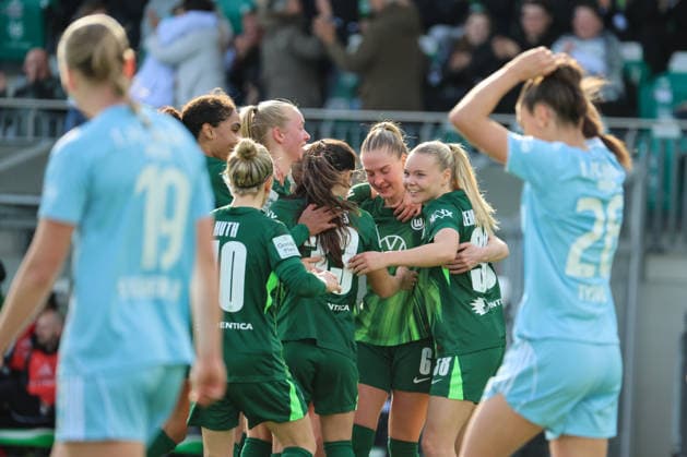 Wolfsburg, Germany 29 March 2026 1 Womens Bundesliga 22 Matchday VfL Wolfsburg vs Union Berlin In the picture goal scorer Janina Minge VfL , second from the right in the picture, scores the goal to equalize the 1 1 for Wolfsburg and cheers with her teammates Copyright: HMBxMedia MadeleinexFantini