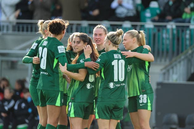 Wolfsburg, Germany 29 March 2026 1 Womens Bundesliga 22 Matchday VfL Wolfsburg vs Union Berlin In the picture goal scorer Janina Minge VfL , third from the right in the picture, scores the goal to equalize to 1 1 for Wolfsburg and cheers with her teammates Copyright: HMBxMedia MadeleinexFantini